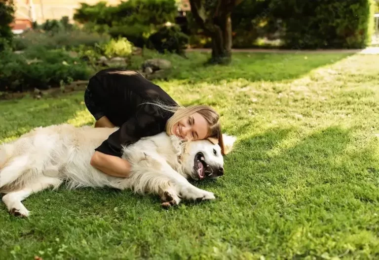 Matte gosar med sin hund i trädgården